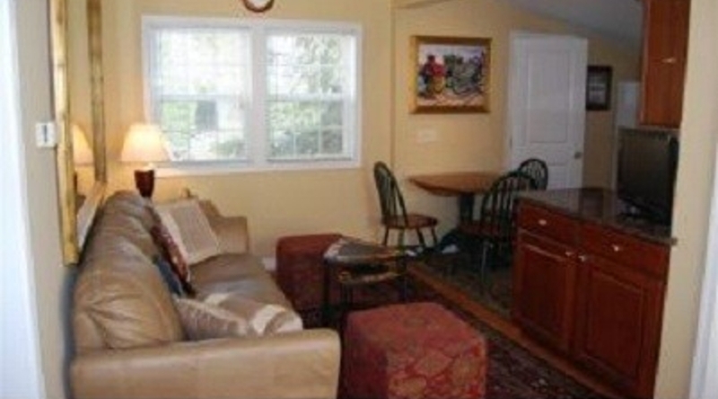 http://www.tghrentals.com/pics/Living Area